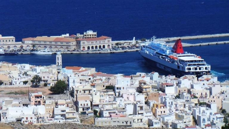 Σύρος: Η μανούβρα του καπετάνιου που τους καθήλωσε όλους (εικόνες)